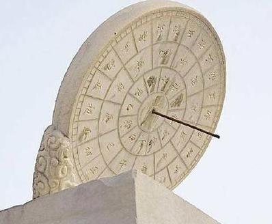 多年前的周朝就发明了计时仪器—日晷,它和我们现在的钟表比较类似,由